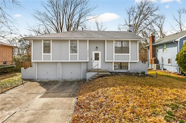 $289,900 | 2916 Sweet Briar Drive, Independence, MO 64057