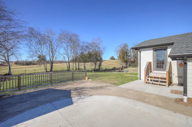 a view of a house with backyard and a garden