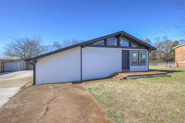 a view of a house with a yard