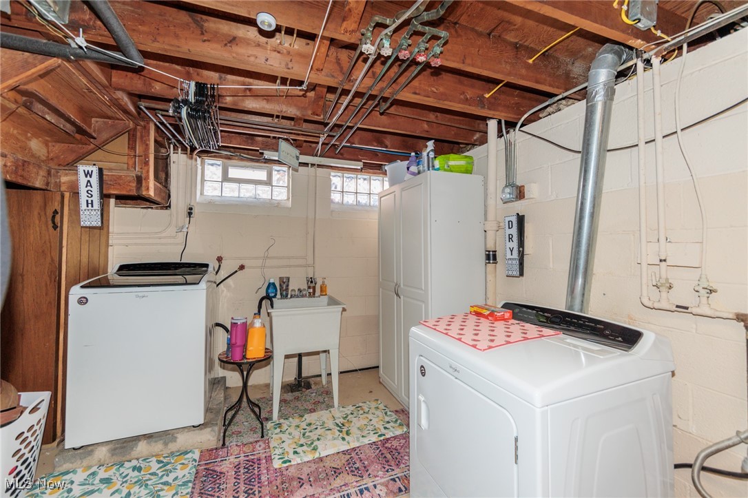 6901 Revere Road Cleveland, OH 44130 - Photo 42 of 50 Clothes washing area with sink and independent washer and dryer