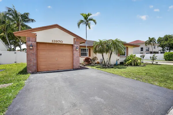 $575,000 | 13970 Oaklawn Place, Davie, FL 33325