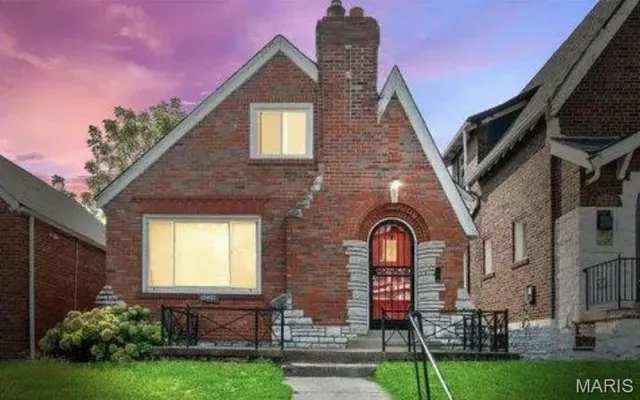 $1,550 | 5034 Queens Avenue, St. Louis, MO 63115