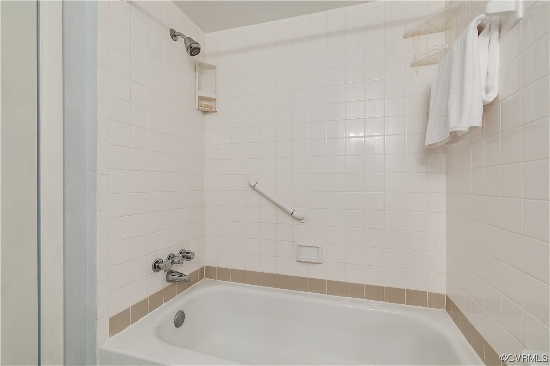 1509 Regency Woods Road, Unit 103 Henrico, VA 23238 - Photo 26 of 31 a bathroom with a bathtub