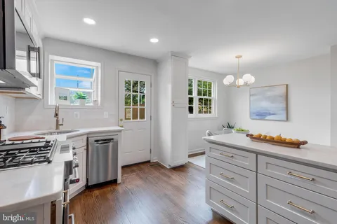 $3,075 | 3766 Keller Avenue, Alexandria, VA 22302