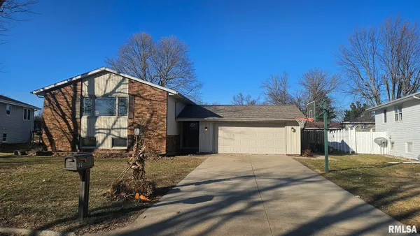 $192,000 | 221 New Salem Drive, Canton, IL 61520