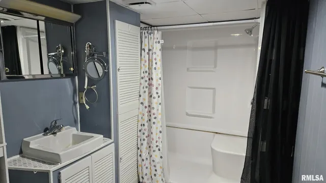 $199,000 | 221 New Salem Drive, Canton, IL 61520