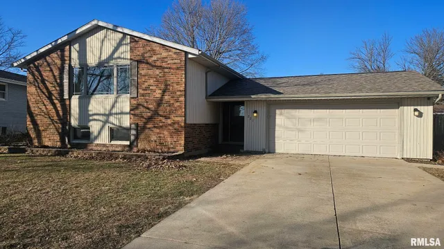$199,000 | 221 New Salem Drive, Canton, IL 61520
