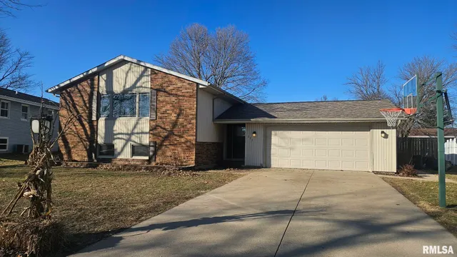 $199,000 | 221 New Salem Drive, Canton, IL 61520