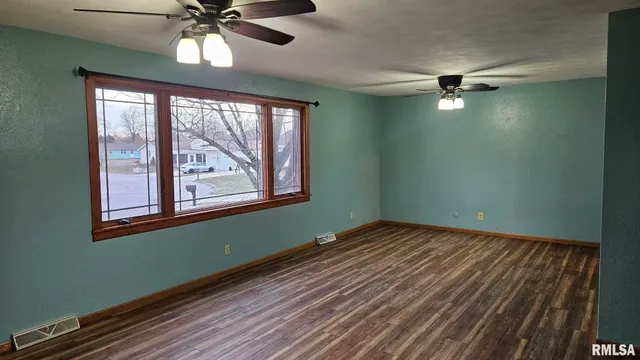 $199,000 | 221 New Salem Drive, Canton, IL 61520