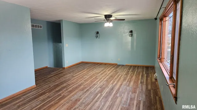 $199,000 | 221 New Salem Drive, Canton, IL 61520