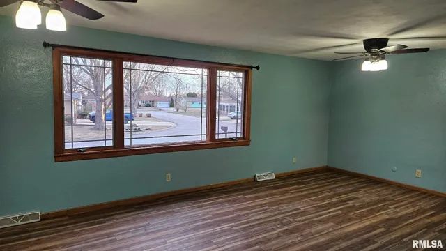 $199,000 | 221 New Salem Drive, Canton, IL 61520