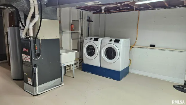 $199,000 | 221 New Salem Drive, Canton, IL 61520