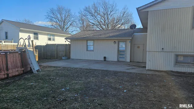 $199,000 | 221 New Salem Drive, Canton, IL 61520