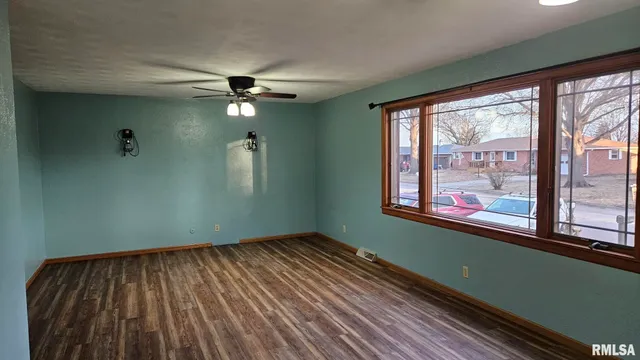 $199,000 | 221 New Salem Drive, Canton, IL 61520