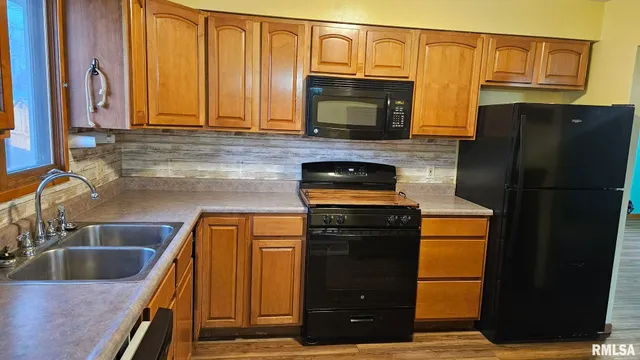 $199,000 | 221 New Salem Drive, Canton, IL 61520