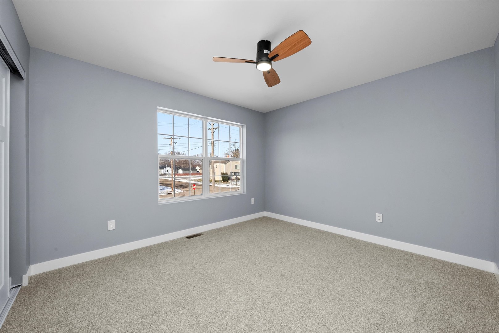 106 West Thompson Street Harvard, IL 60033 - Photo 27 of 46 an empty room with a window