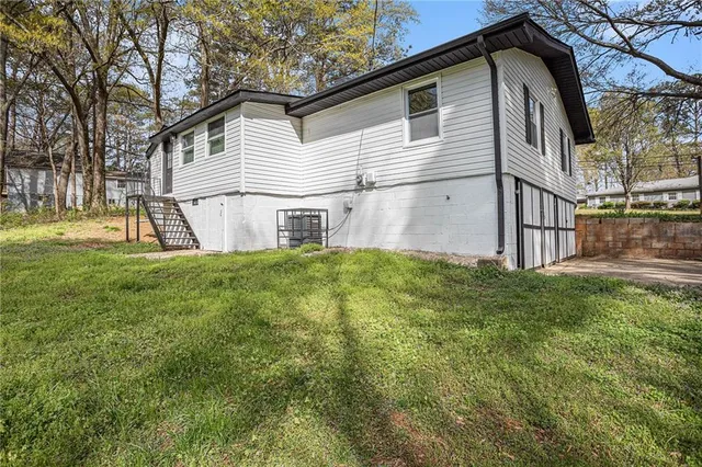 a view of a house with a yard