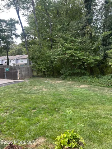 a view of a back yard