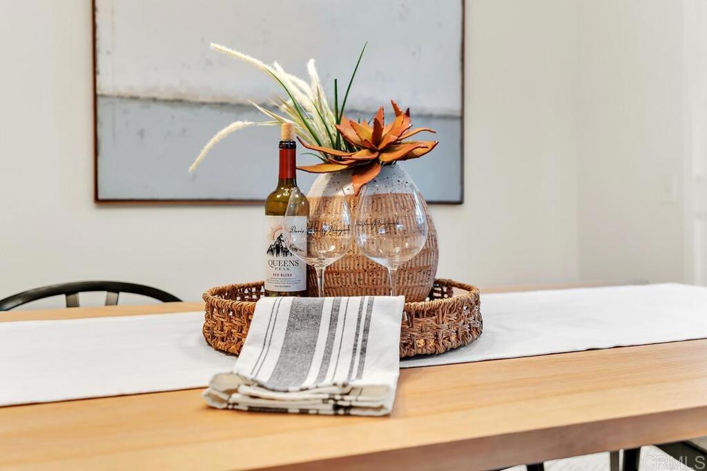 340 Trailview Road Encinitas, CA 92024 - Photo 11 of 35 a vase of flowers sitting on a table