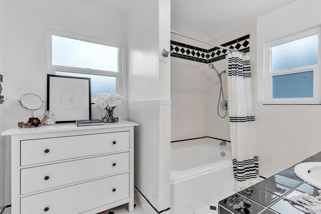 340 Trailview Road Encinitas, CA 92024 - Photo 22 of 35 a bathroom with a bathtub sink and mirror
