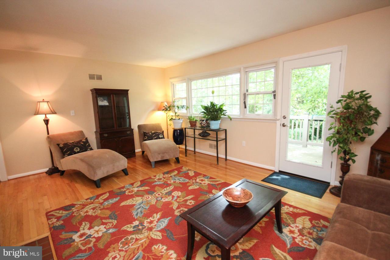 9450 St Andrews Way Silver Spring, MD 20901 - Photo 11 of 30 Living Room