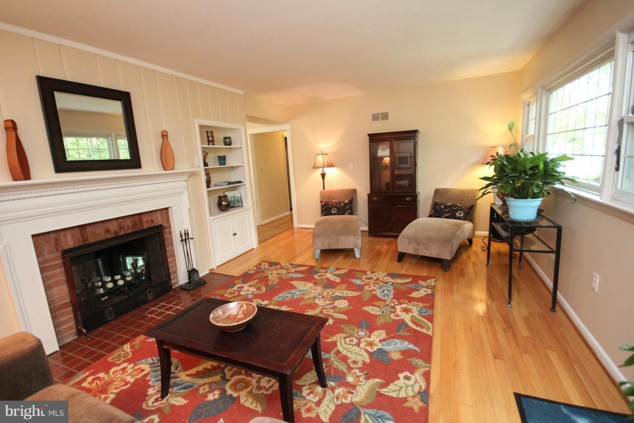 9450 St Andrews Way Silver Spring, MD 20901 - Photo 10 of 30 Living Room