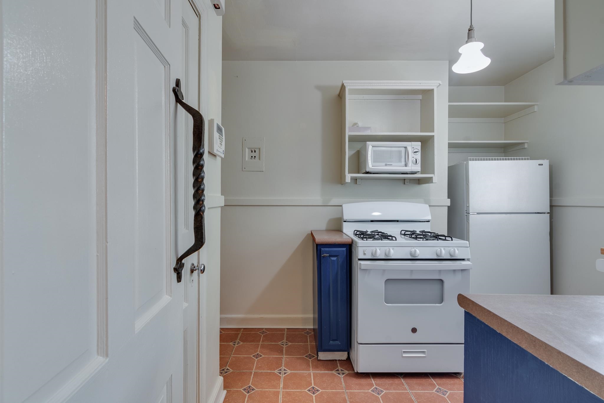 1885 Peabody Avenue, Unit 3 Memphis, TN 38104 - Photo 20 of 30 a kitchen with a stove and a refrigerator