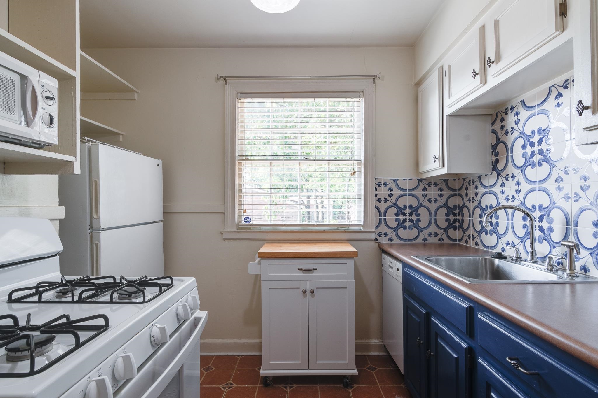 1885 Peabody Avenue, Unit 3 Memphis, TN 38104 - Photo 22 of 30 a kitchen that has a sink and a stove
