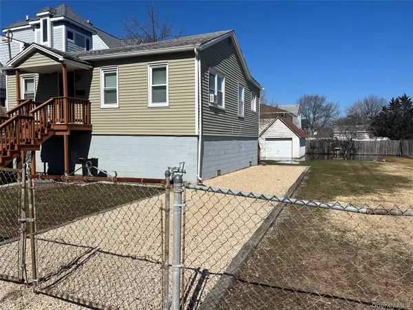 a view of a house with backyard