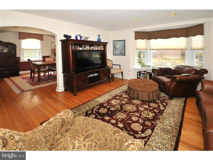 42 Johns Road Cheltenham, PA 19012 - Photo 3 of 24 Living Room