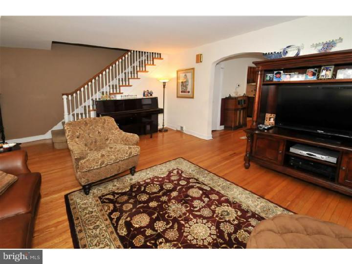 42 Johns Road Cheltenham, PA 19012 - Photo 4 of 24 Living Room