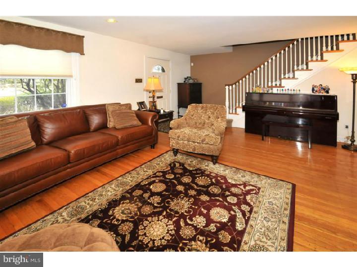 42 Johns Road Cheltenham, PA 19012 - Photo 5 of 24 Living Room