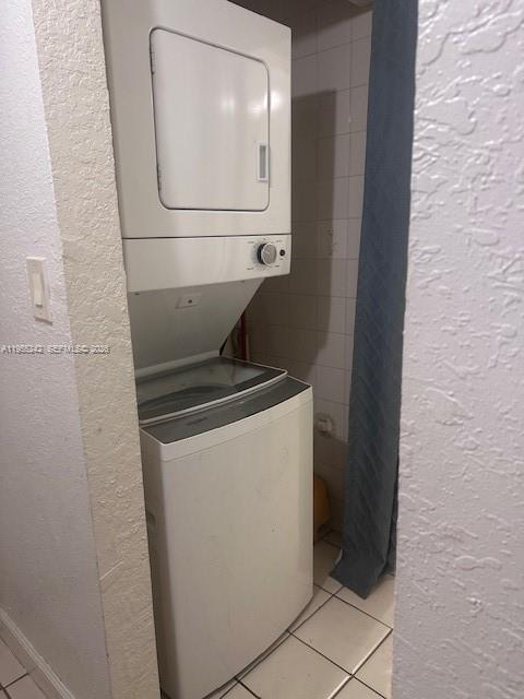 180 Royal Palm Road, Unit 111 Hialeah Gardens, FL 33016 - Photo 6 of 6 a utility room with dryer and washer