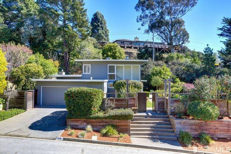 Excellent Strawberry location, close to commerce, schools and transportation!