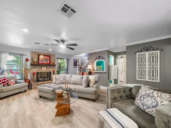 $366,900 | 14014 Locke Lane, Houston, TX 77077