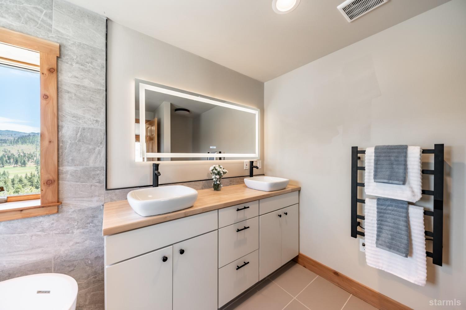 151 Silver Peak Road Markleeville, CA 96120 - Photo 13 of 33 Primary suite bath