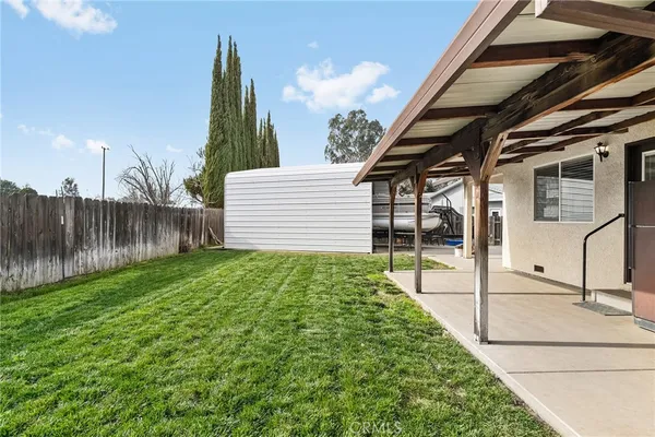 a view of a backyard