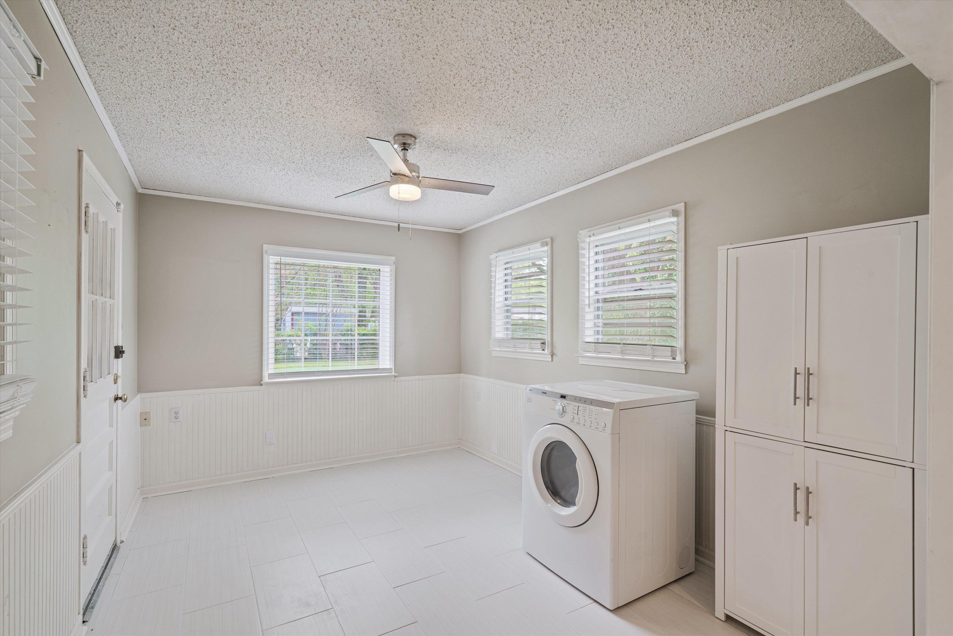 1194 West Perkins Road Memphis, TN 38117 - Photo 11 of 23 a view of a kitchen with washer and dryer
