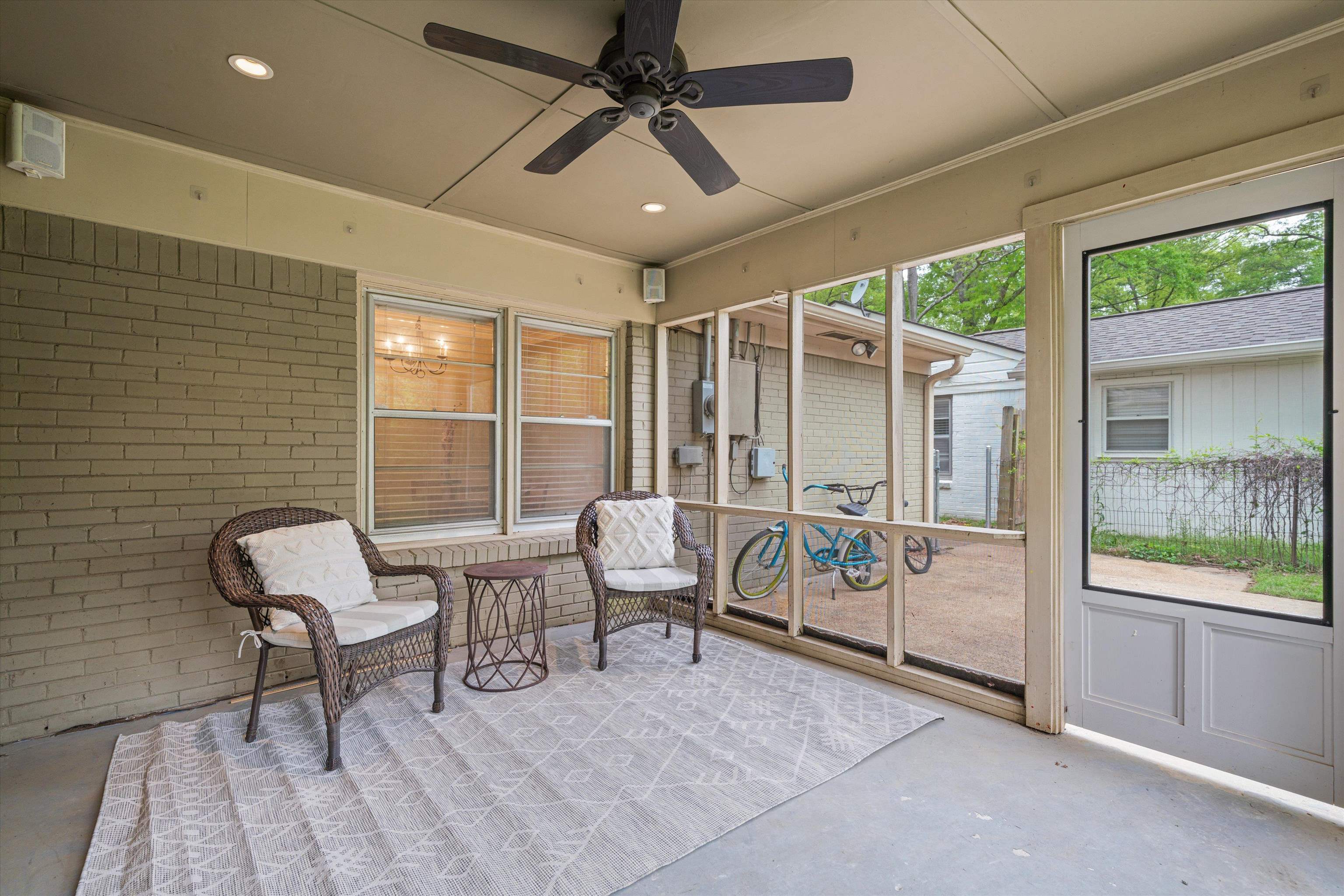1194 West Perkins Road Memphis, TN 38117 - Photo 19 of 23 a living room with furniture