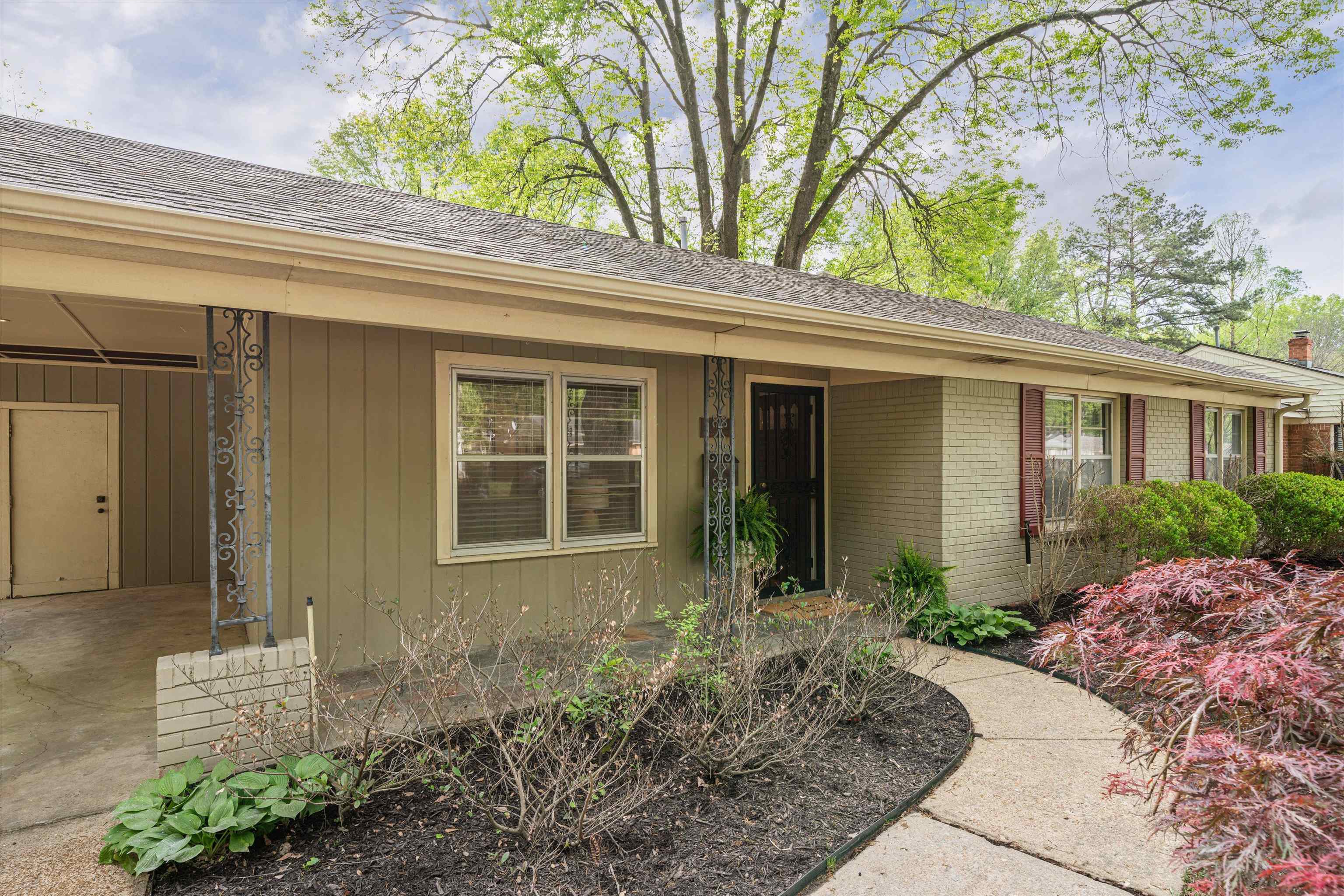 1194 West Perkins Road Memphis, TN 38117 - Photo 2 of 23 a front view of a house with garden