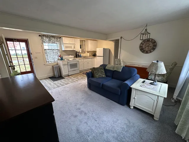 $2,100 | 7 Bennington Road, Unit 2, Hancock, NH 03449