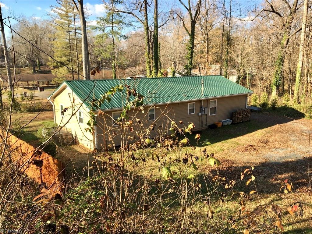 811 Spring Street Reidsville, NC 27320 - Photo 3 of 22 Back yard view