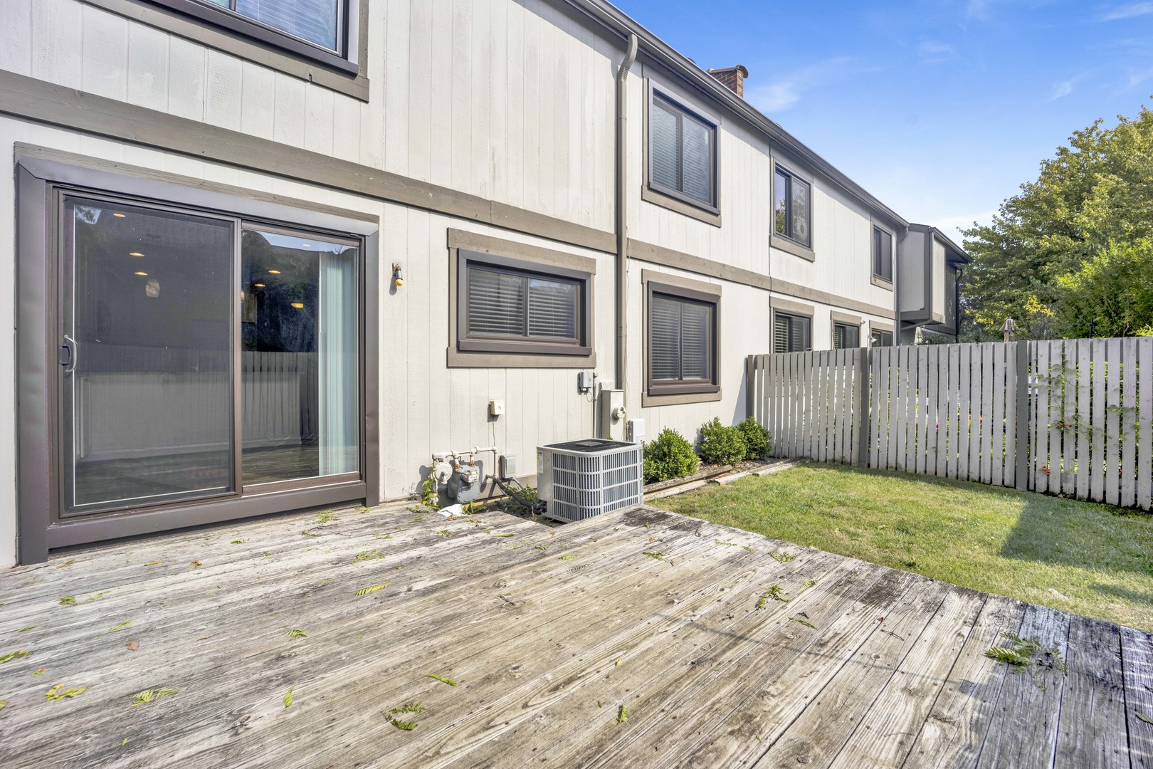 2631 Smith Street Rolling Meadows, IL 60008 - Photo 23 of 24 a front view of a house with garden