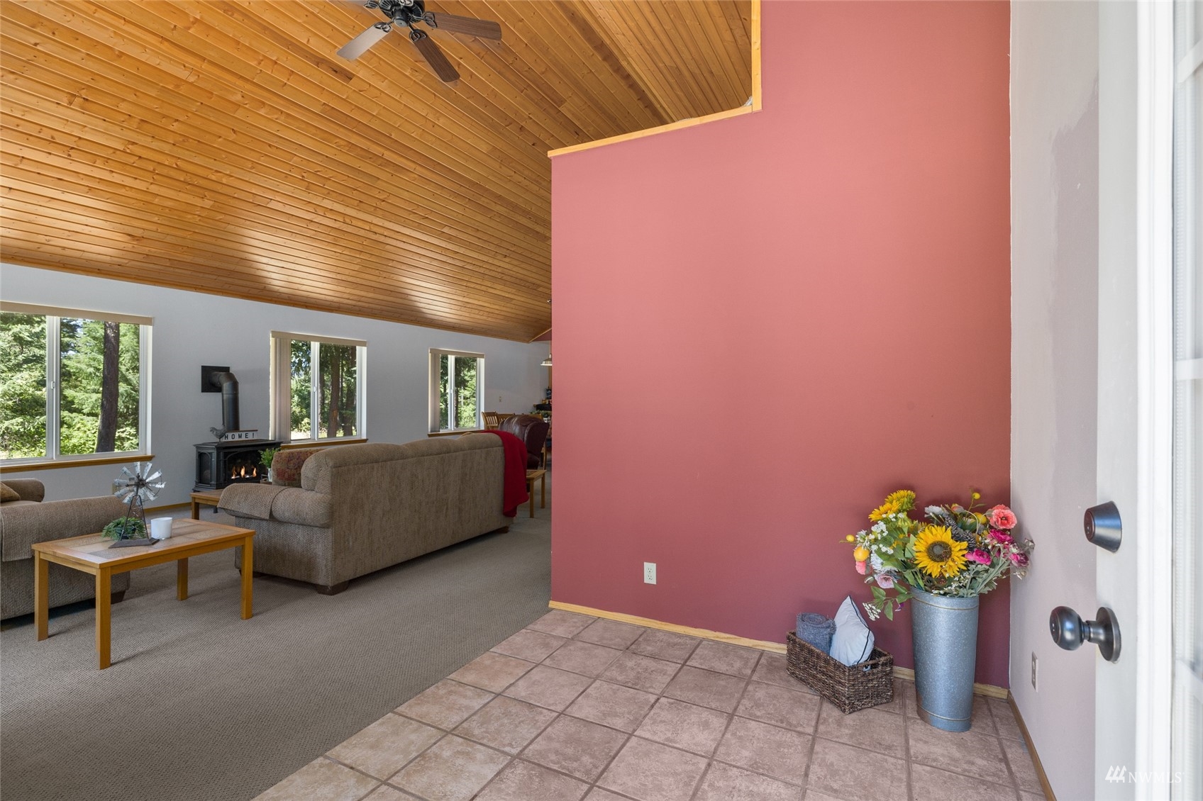 5711 Nelson Siding Road Cle Elum, WA 98922 - Photo 17 of 40 a living room with furniture