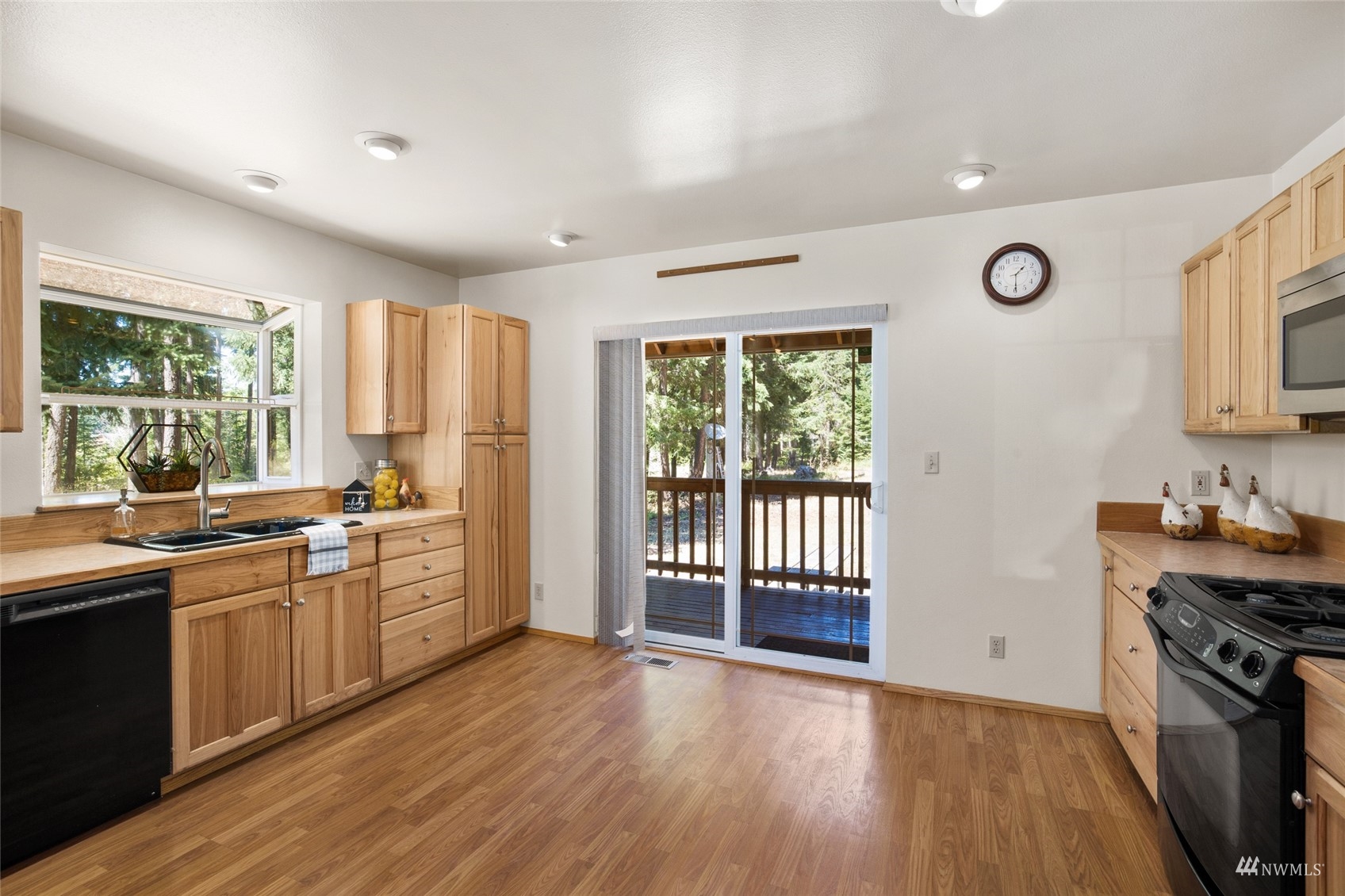 5711 Nelson Siding Road Cle Elum, WA 98922 - Photo 25 of 40 a kitchen with stainless steel appliances granite countertop a stove and a sink