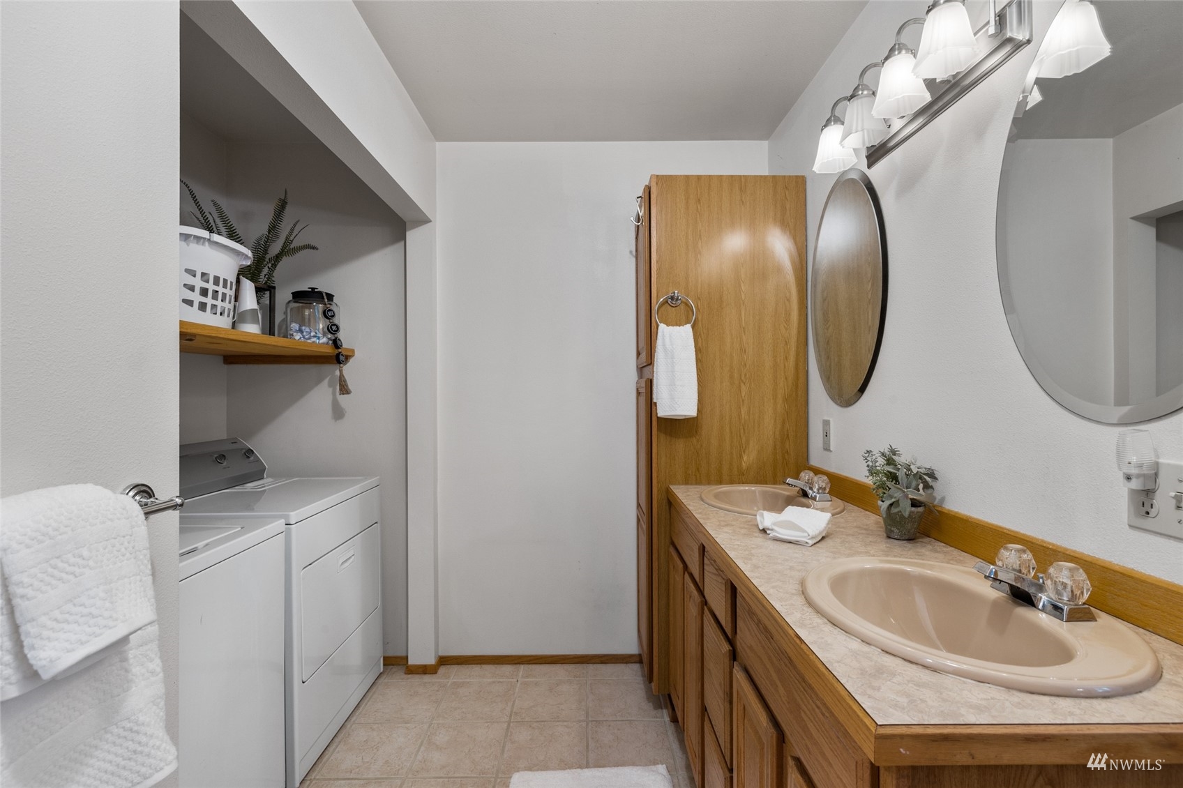 5711 Nelson Siding Road Cle Elum, WA 98922 - Photo 30 of 40 a en suite bathroom with a sink and a mirror