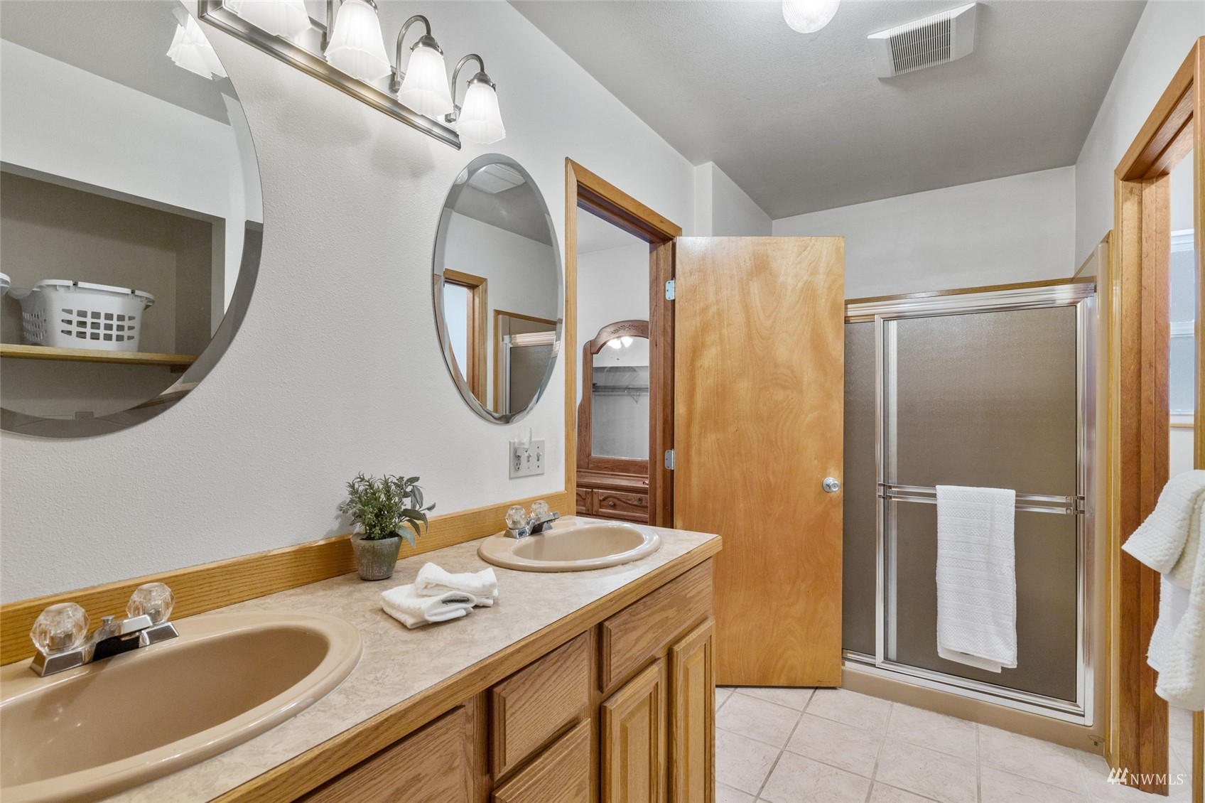5711 Nelson Siding Road Cle Elum, WA 98922 - Photo 31 of 40 a bathroom with a sink vanity and a mirror