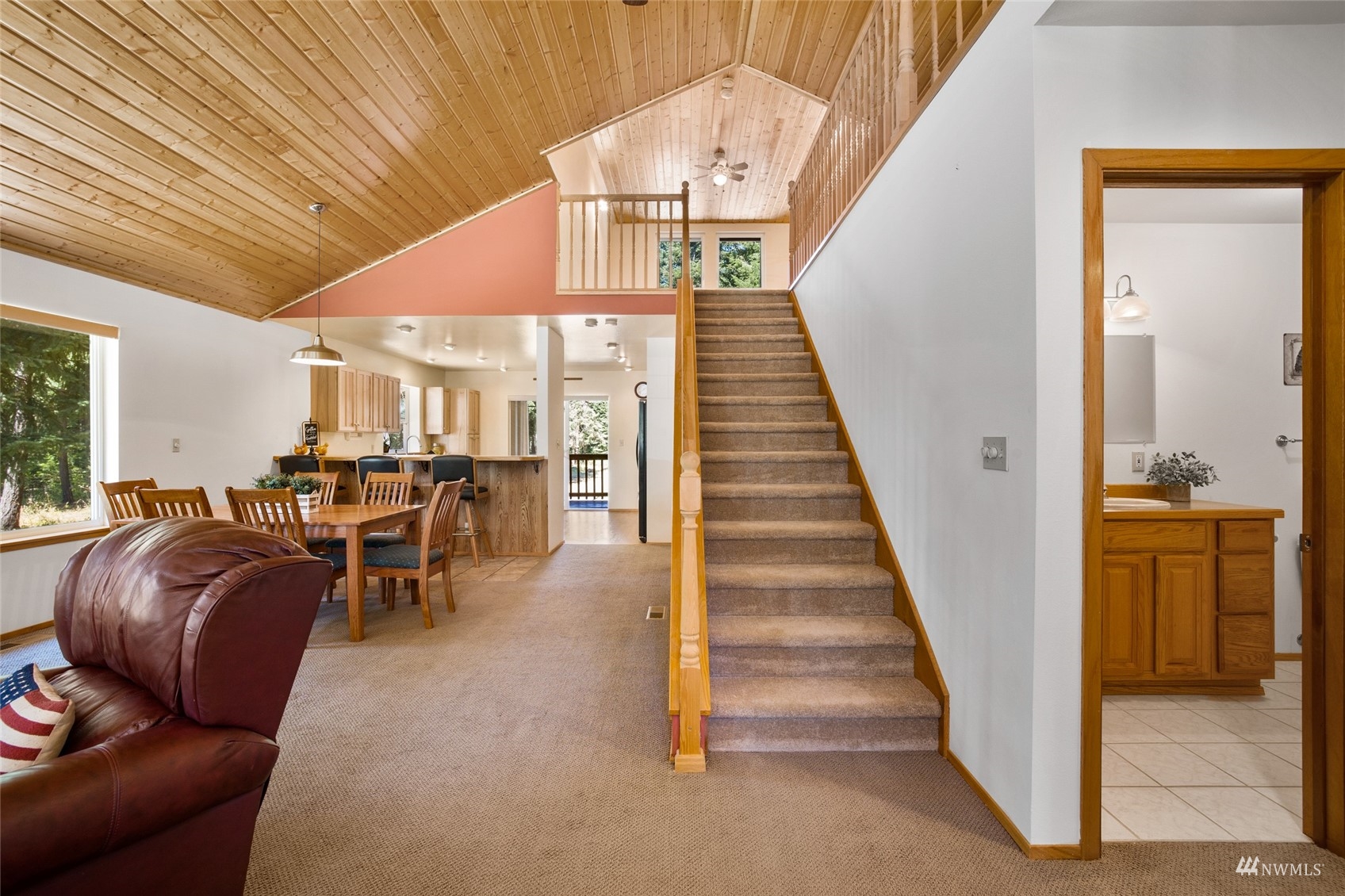 5711 Nelson Siding Road Cle Elum, WA 98922 - Photo 34 of 40 a view of entryway and hall with wooden floor