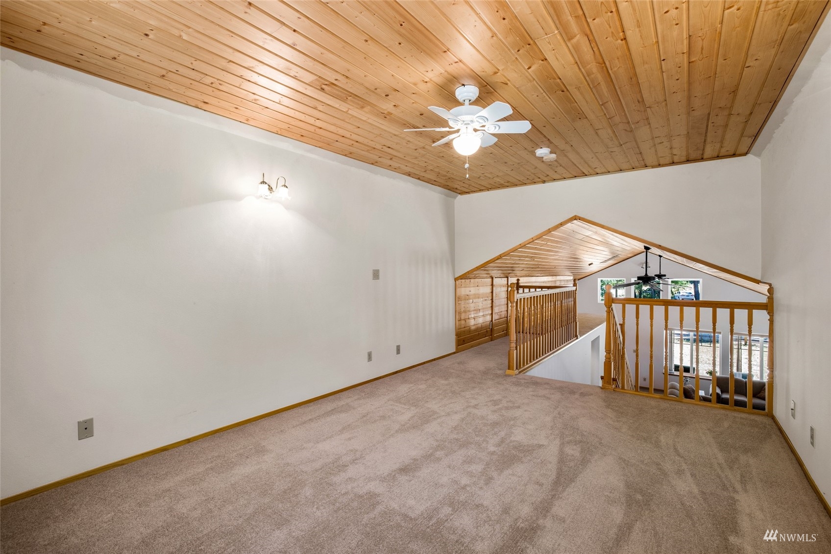 5711 Nelson Siding Road Cle Elum, WA 98922 - Photo 36 of 40 en empty room with windows and ceiling fan