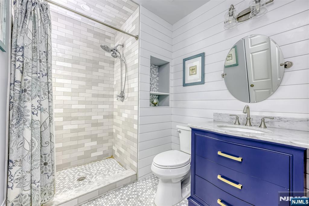 667 Juniper Way, Unit 667 Mahwah, NJ 07430 - Photo 11 of 14 a bathroom with a toilet sink and shower